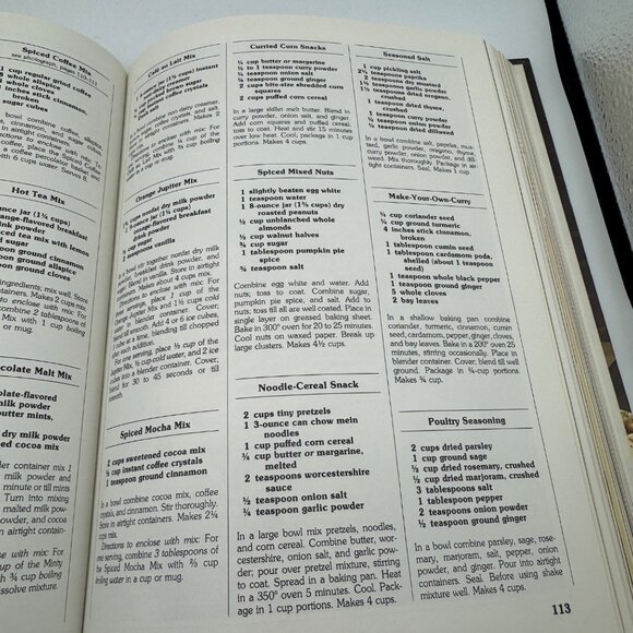 Better Homes & Gardens Treasury Of Christmas Crafts & Foods Hardcover 1981 - Picture 9 of 9